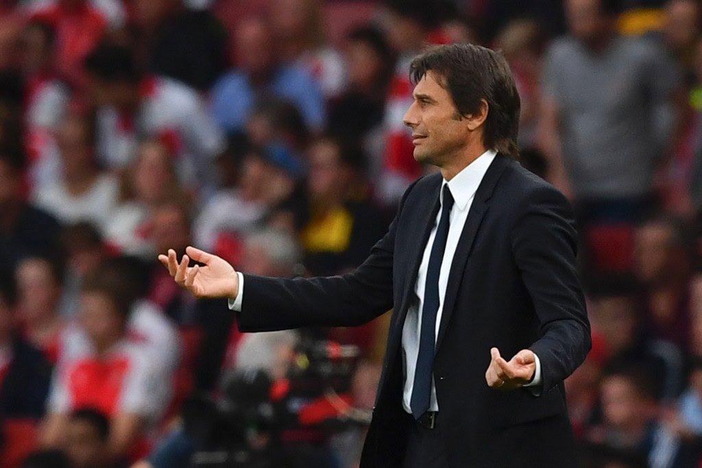 Chelsea's Italian head coach Antonio Conte watches from the touchline during the English Premier League football match between Arsenal and Chelsea at the Emirates Stadium in London on September 24, 2016. / AFP / Ben STANSALL / RESTRICTED TO EDITORIAL USE. No use with unauthorized audio, video, data, fixture lists, club/league logos or 'live' services. Online in-match use limited to 75 images, no video emulation. No use in betting, games or single club/league/player publications. / (Photo credit should read BEN STANSALL/AFP/Getty Images)